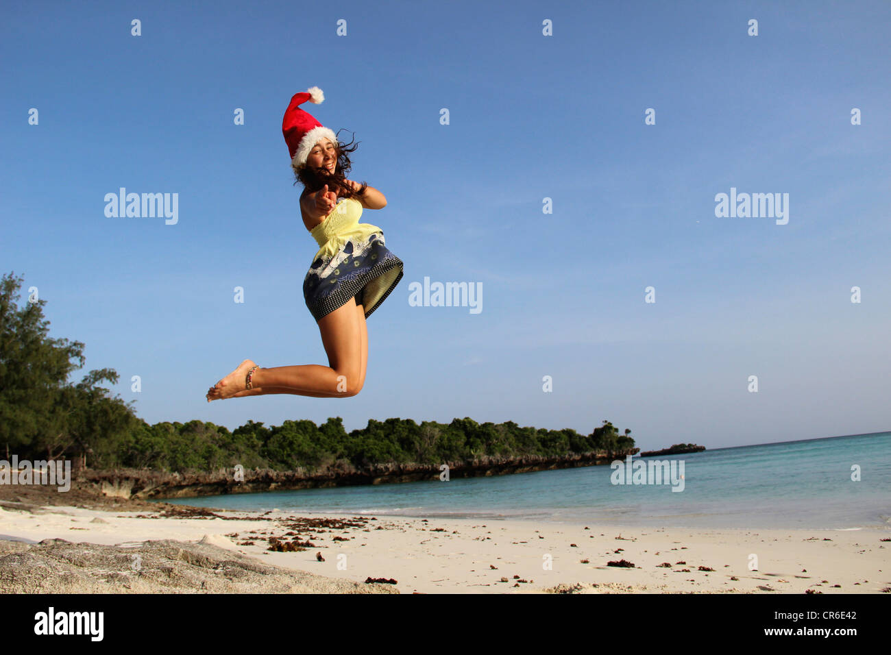 Afrika, Tansania, Teenage Mädchen springen am Strand Stockfoto