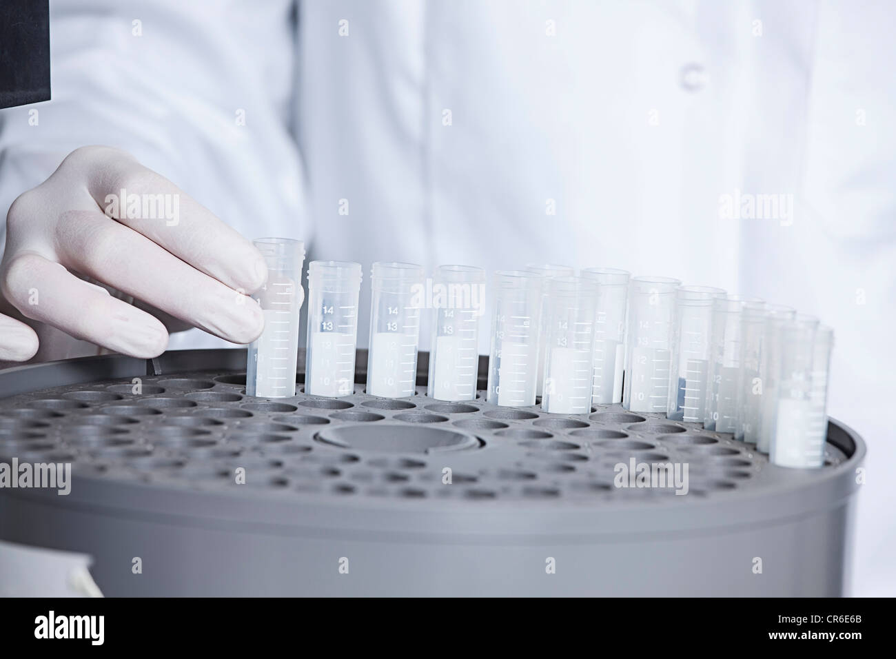 Deutschland, Bayern, München, Wissenschaftler Halteröhrchen Test für die medizinische Forschung im Labor Stockfoto