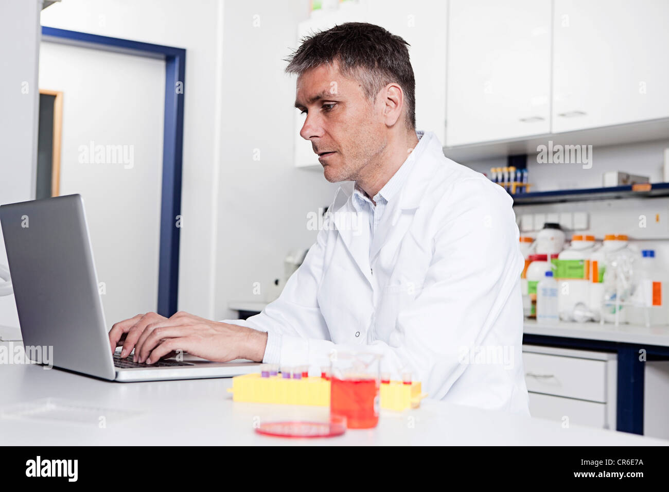 Deutschland, Bayern, München, Wissenschaftler mit Laptop im Labor Stockfoto