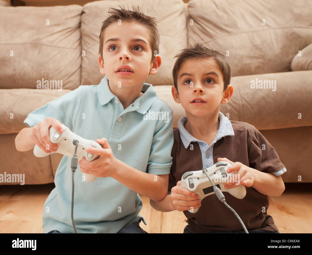 Vorderansicht von zwei jungen (6-7, 8-9) mit Videospielen Stockfoto