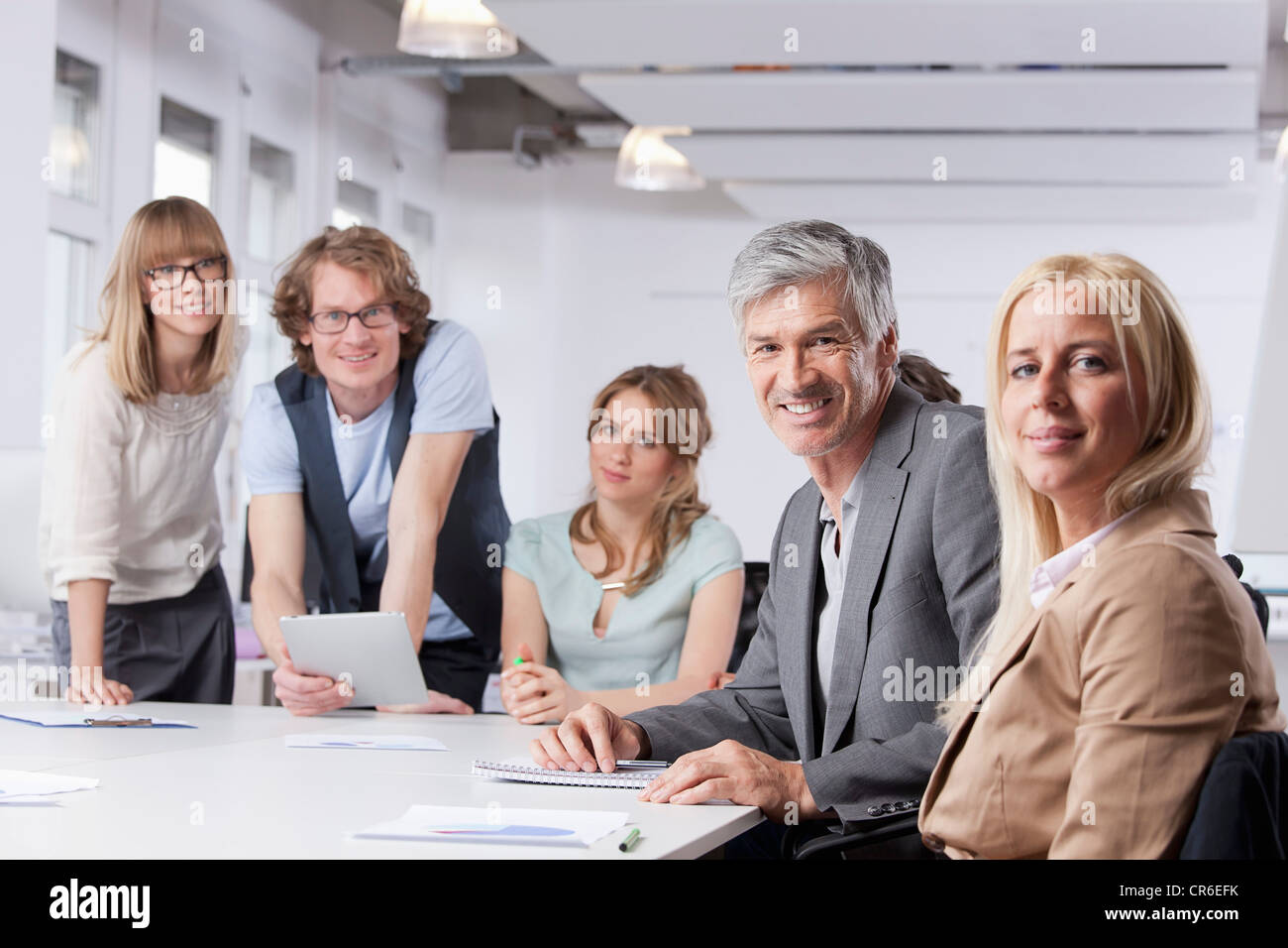 Deutschland, Bayern, München, Männer und Frauen im Büro, Porträt Stockfoto