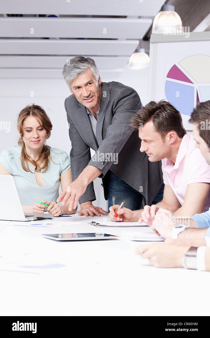 Deutschland, Bayern, München, Männer und Frau diskutieren im Büro Stockfoto