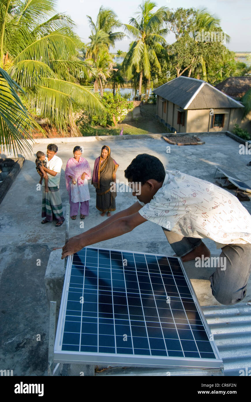 Bangladesch-Dorf Burigoalinoi, Grameen Bank und NGO Srizony Install Mikro-Kredit finanzierten solar-home-Systeme in den Dörfern Stockfoto