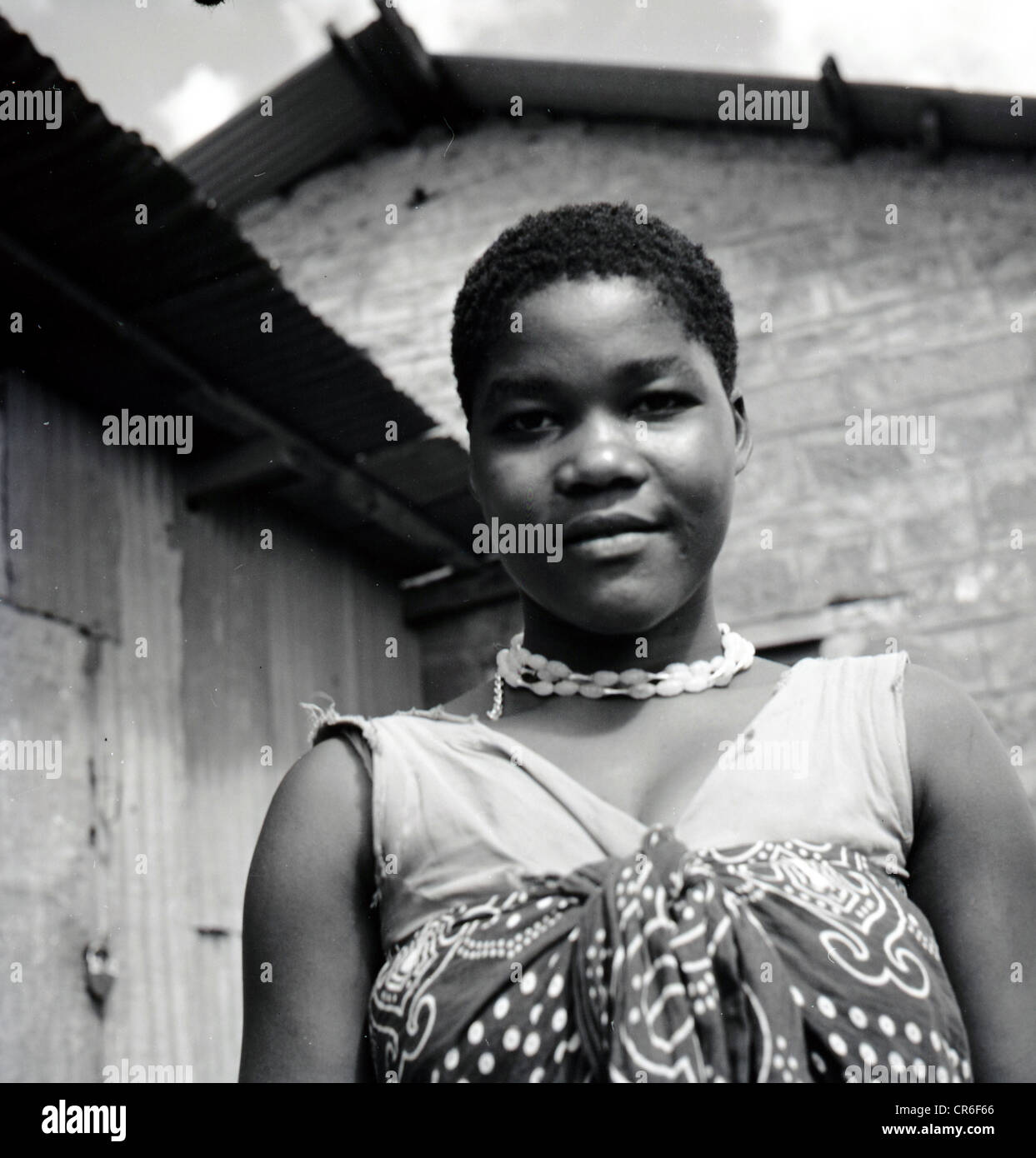 der 1950er Jahre. Tunesien. Historisches Bild von J Allan Cash von einem lokalen Dorfmädchen. Stockfoto