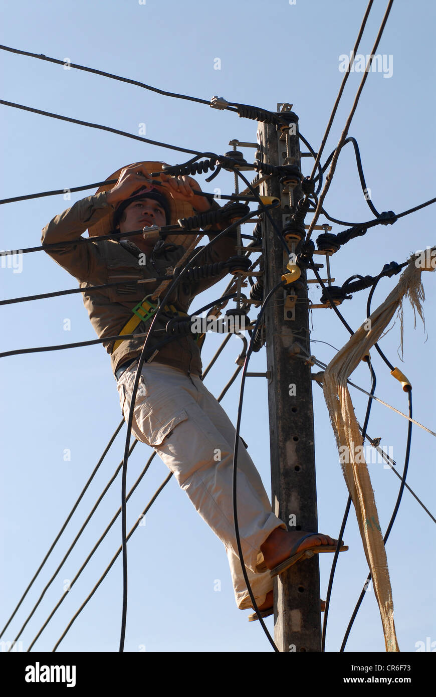 Laos, Hmong Dorf Nam Kha, Dorf Elektrifizierung von Lao-deutsche Firma Sunlabob und NRO, die Arbeiter tun Verkabelung in Power Pole für einen Weg - Gott net im Dorf, die Stromversorgung erfolgt von kleinen Wasserkraftanlagen Turbine produziert Stockfoto