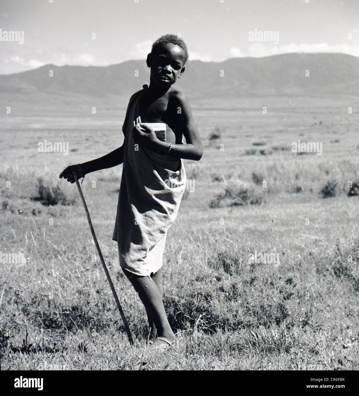 der 1950er Jahre. Tunesien. Historisches Bild von J Allan Cash. Lokalen Dorfjunge mit Stick. Stockfoto