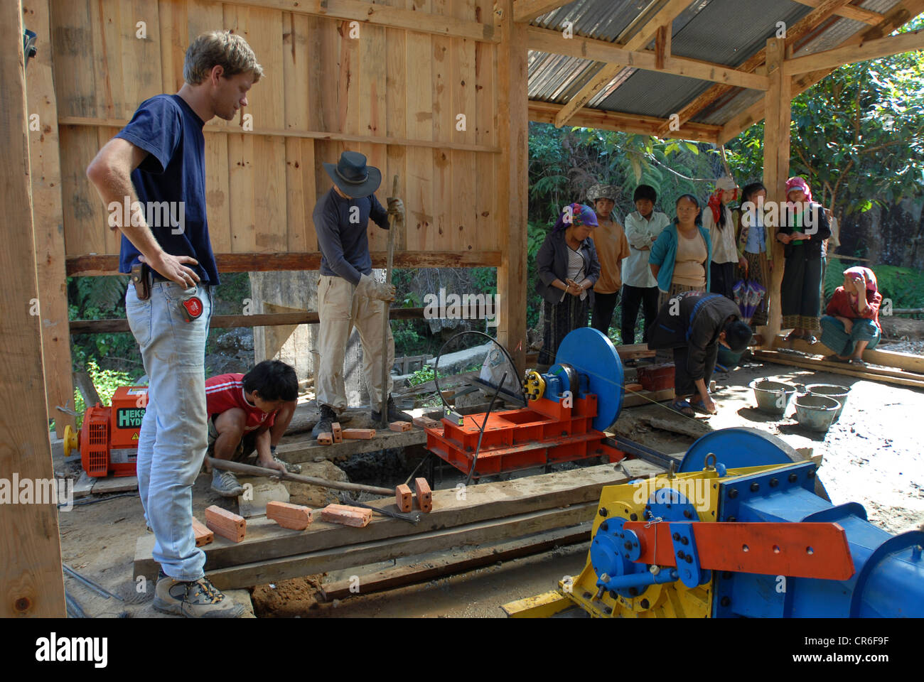 Laos, Hmong Dorf Nam Kha, Dorf Elektrifizierung von Lao-deutsche Firma Sunlabob und NGO, die Installation von kleinen Wasserkraftanlagen Turbine Stockfoto