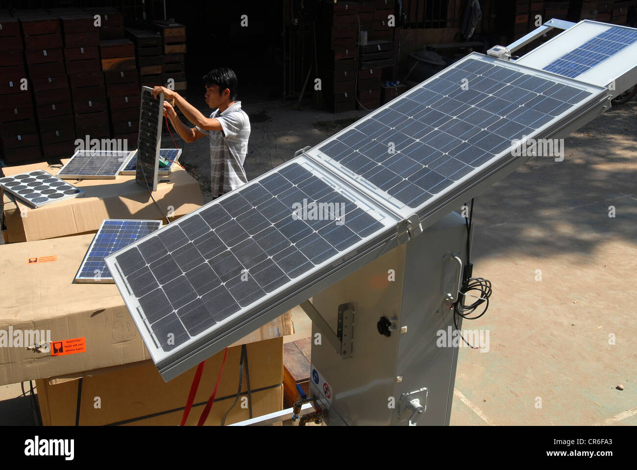 Laos Vientiane, Laos - deutsche Firma Sunlabob installieren Solarstrommodule und Photovoltaik in abgelegene Dörfer für die ländliche Elektrifizierung mit Off-grid-Lösung Stockfoto