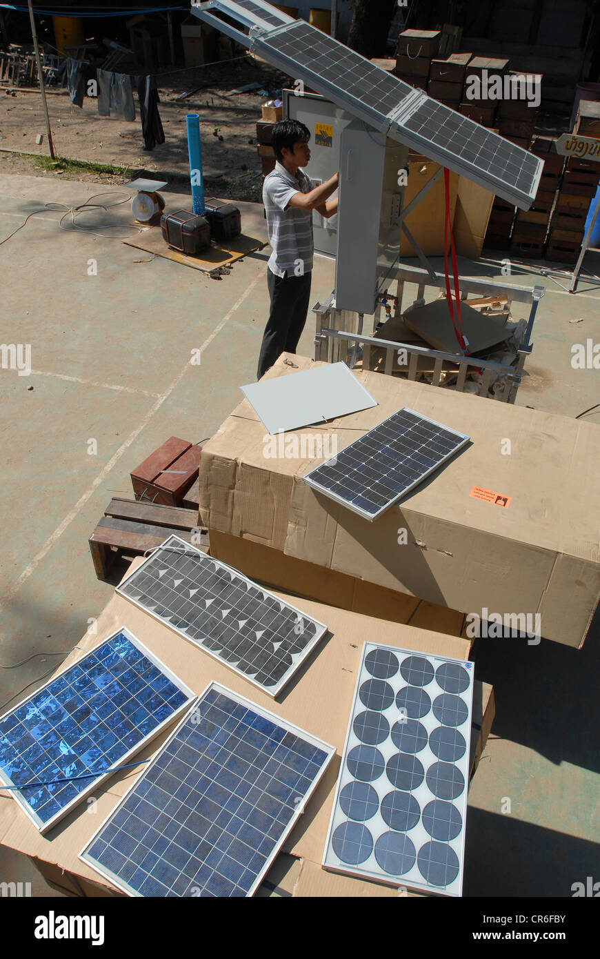 Laos Vientiane, Laos - deutsche Firma Sunlabob installieren Solarstrommodule und Photovoltaik in abgelegene Dörfer für die ländliche Elektrifizierung mit Off-grid-Lösung Stockfoto