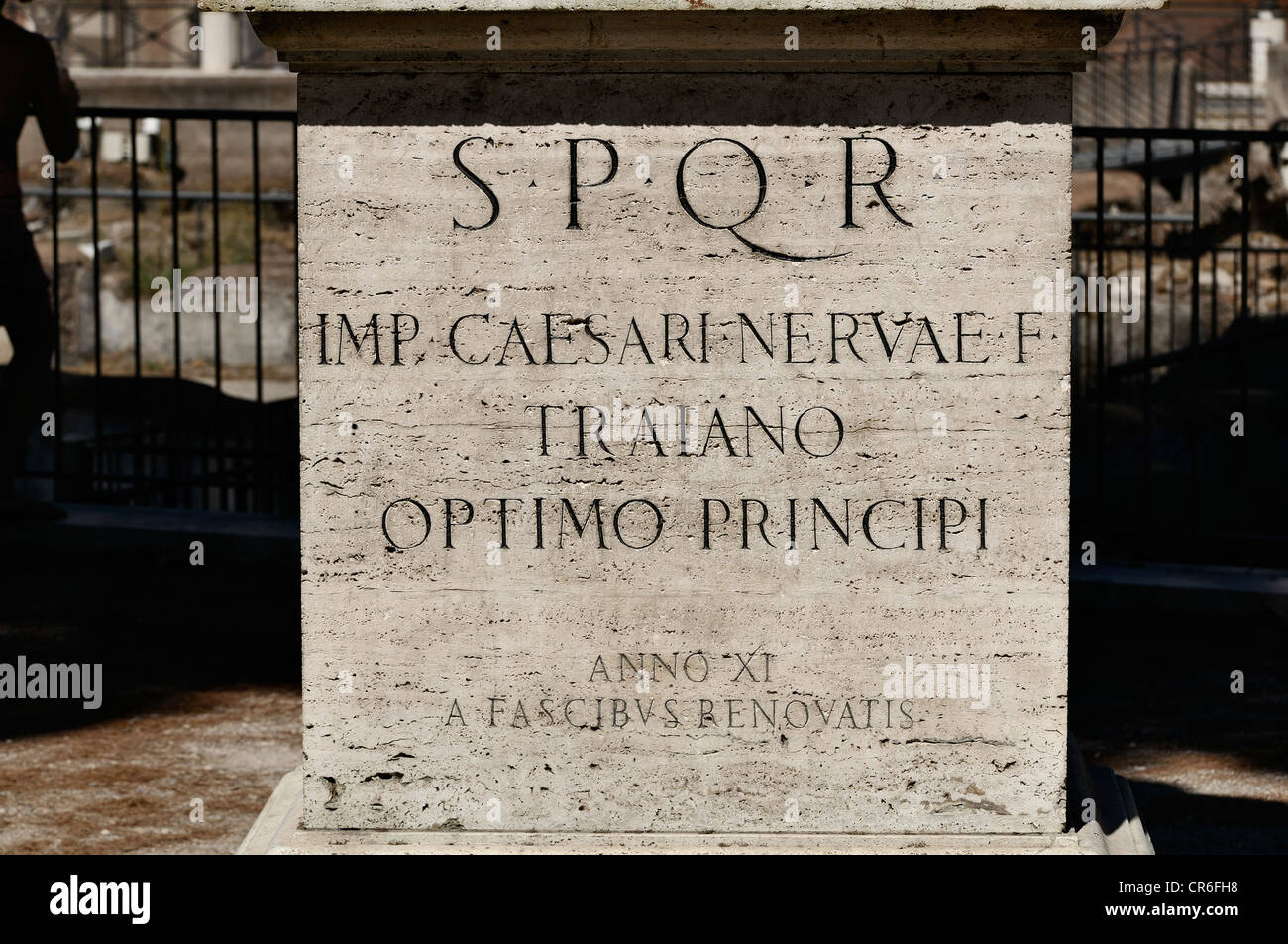 Trajan Statue, Marmor Pedesta, Via dei Fori Imperiali, Rom, Latium, Italien, Europa Stockfoto