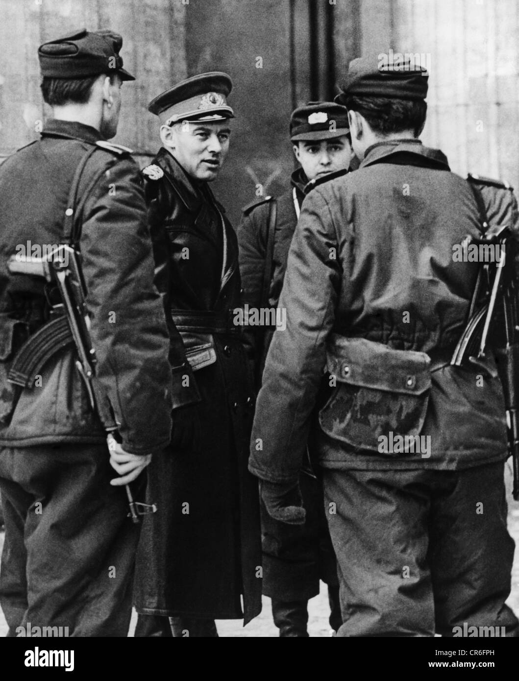 Poppe, Helmut, 1926 - 1979, deutscher General, Kommandant von Ost-Berlin 23.8.1962 - 31.5.1971, Besuch der Sektorgrenze, Brandenburger Tor, 26.3.1963, Stockfoto