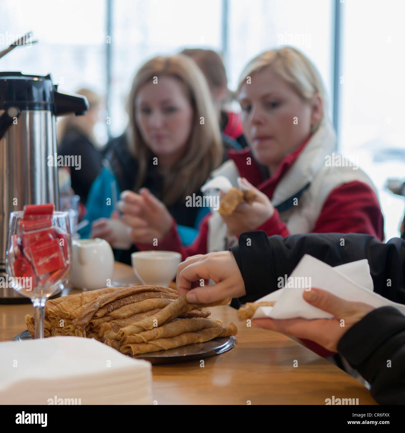 Kaffeepause mit traditionelle isländische Pfannkuchen, Dalvik, Island Stockfoto