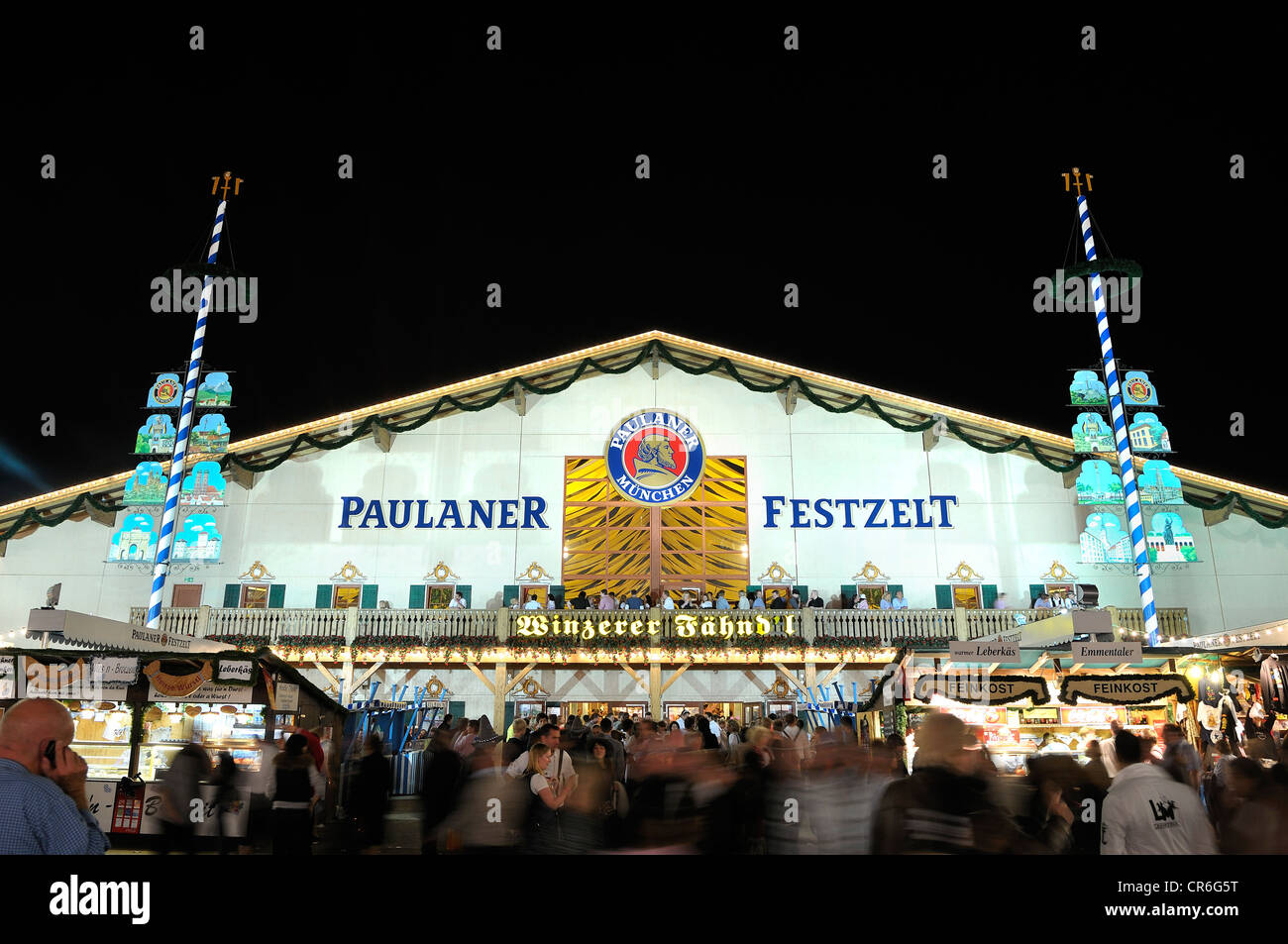 Hell beleuchtete Paulaner Brauerei Winzerer Faehnd'l Festival-Zelt in der Nacht, Oktoberfest 2010, München, Oberbayern Stockfoto