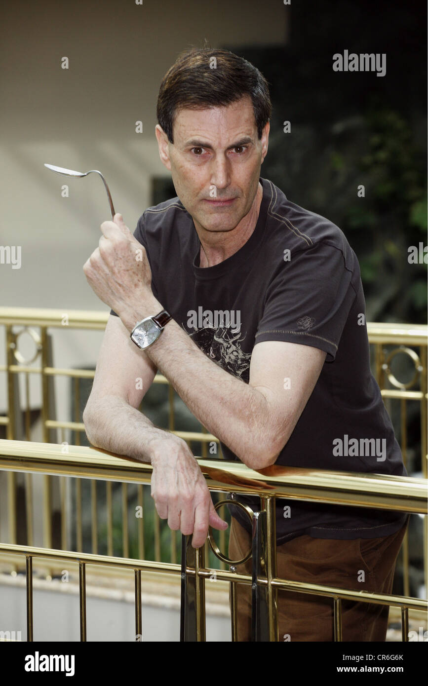 Geller, Uri, * 20.12.1946, israelischer Zauberer, halbe Länge, Fotoruf, Hamburg, 14.4.2008, Stockfoto