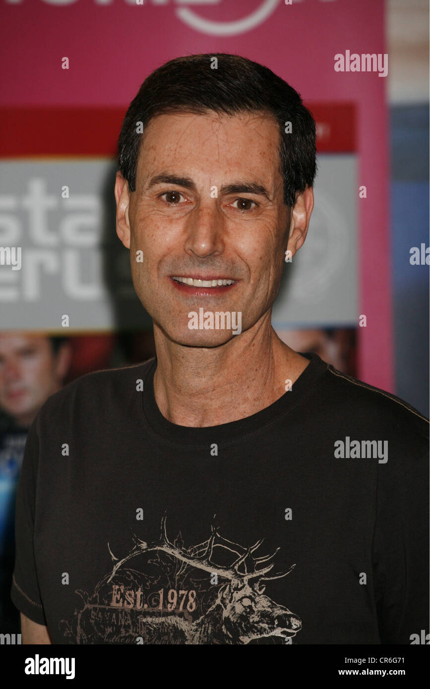 Geller, Uri, * 20.12.1946, israelischer Zauberer, halbe Länge, Fotoruf, Hamburg, 14.4.2008, Stockfoto