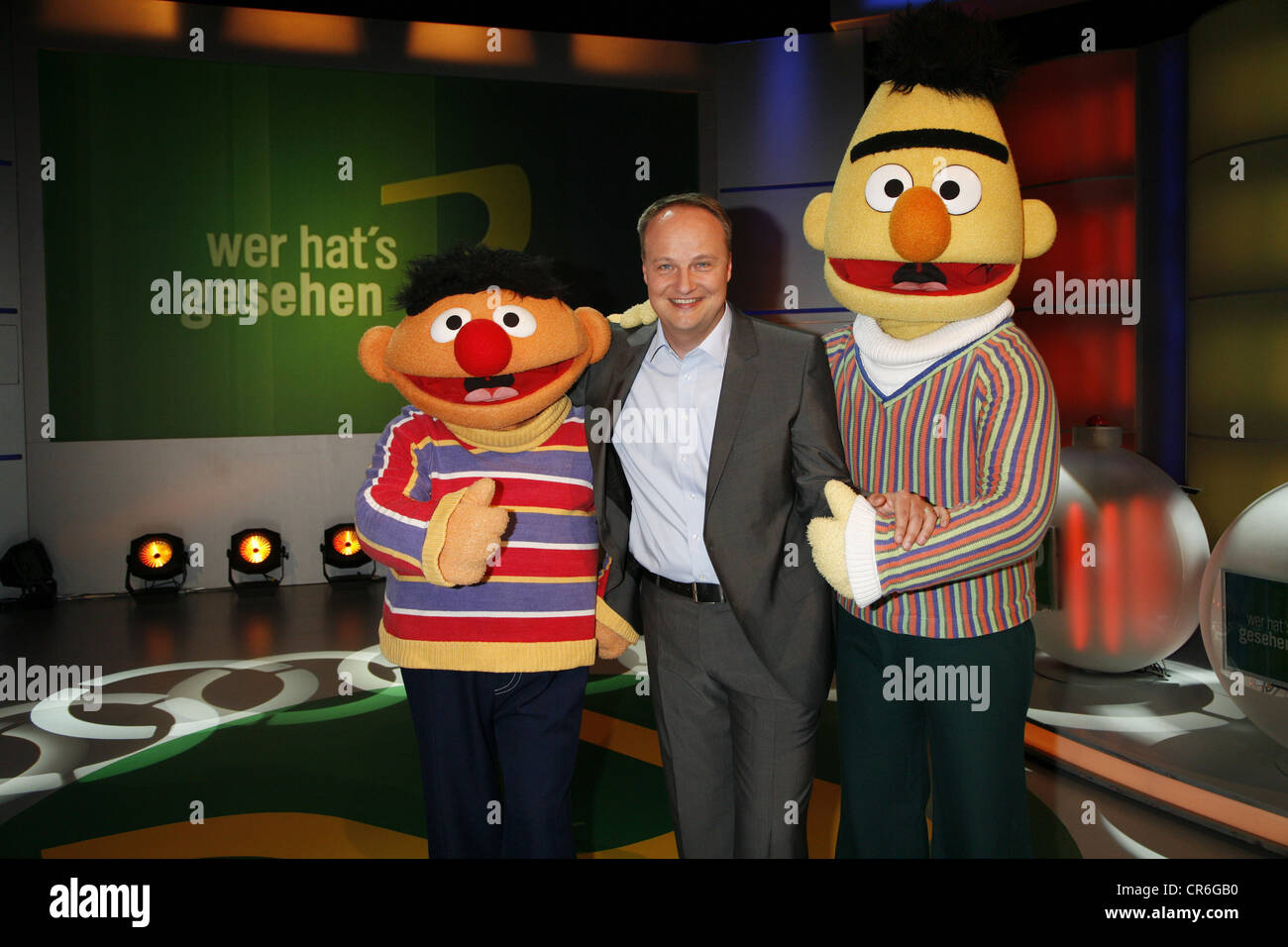 Welke, Oliver, * 19.4.1966, deutsche Moderatorin, Comedian, halbe Länge mit Ernie und Bert, Fotoruf zum Telecast 'Wer hat's gesehen?', Hamburg, 19.5.2008, Stockfoto