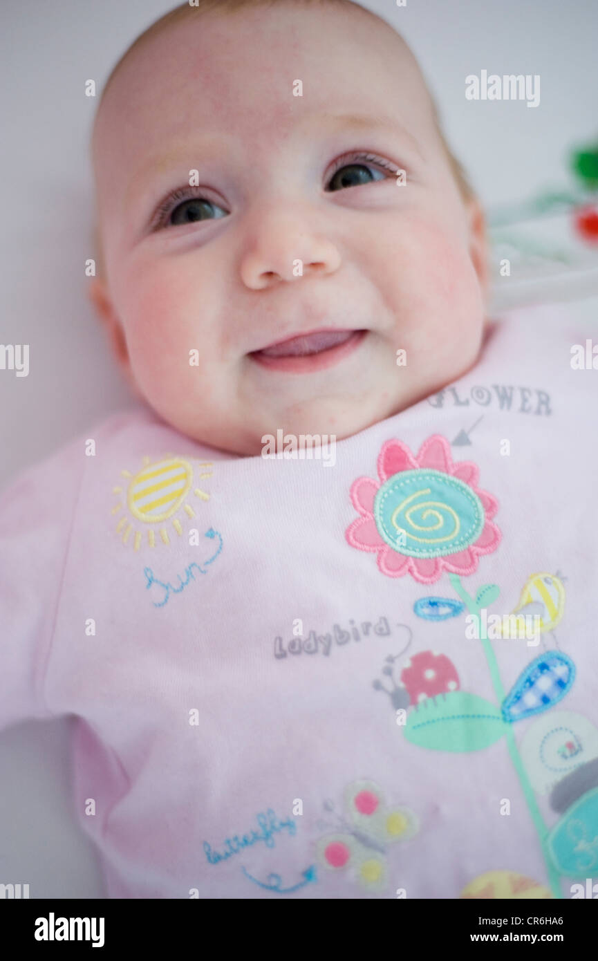 Neugeborenen lächelndes Mädchen mit Liebe Neonata Sorride Con affetto Stockfoto