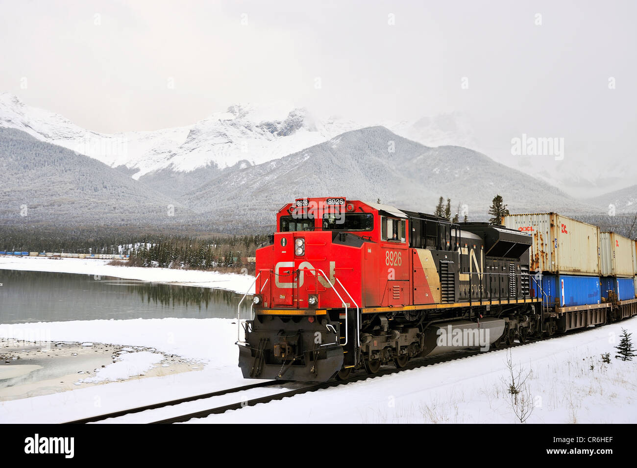 Ein Canadian National Güterzug eine Zuglast von Containern Stockfoto
