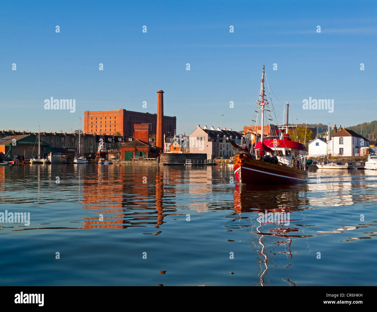 Boot im Wasser im baltischen Wharf in Bristol Docks in Bristol City Centre England UK jetzt eine wichtige touristische Attraktion Stockfoto