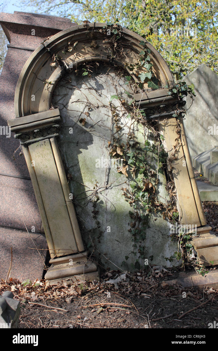 Details zu einem alten Grab mit Efeu hautnah. West Norwood Cemetery. London Stockfoto