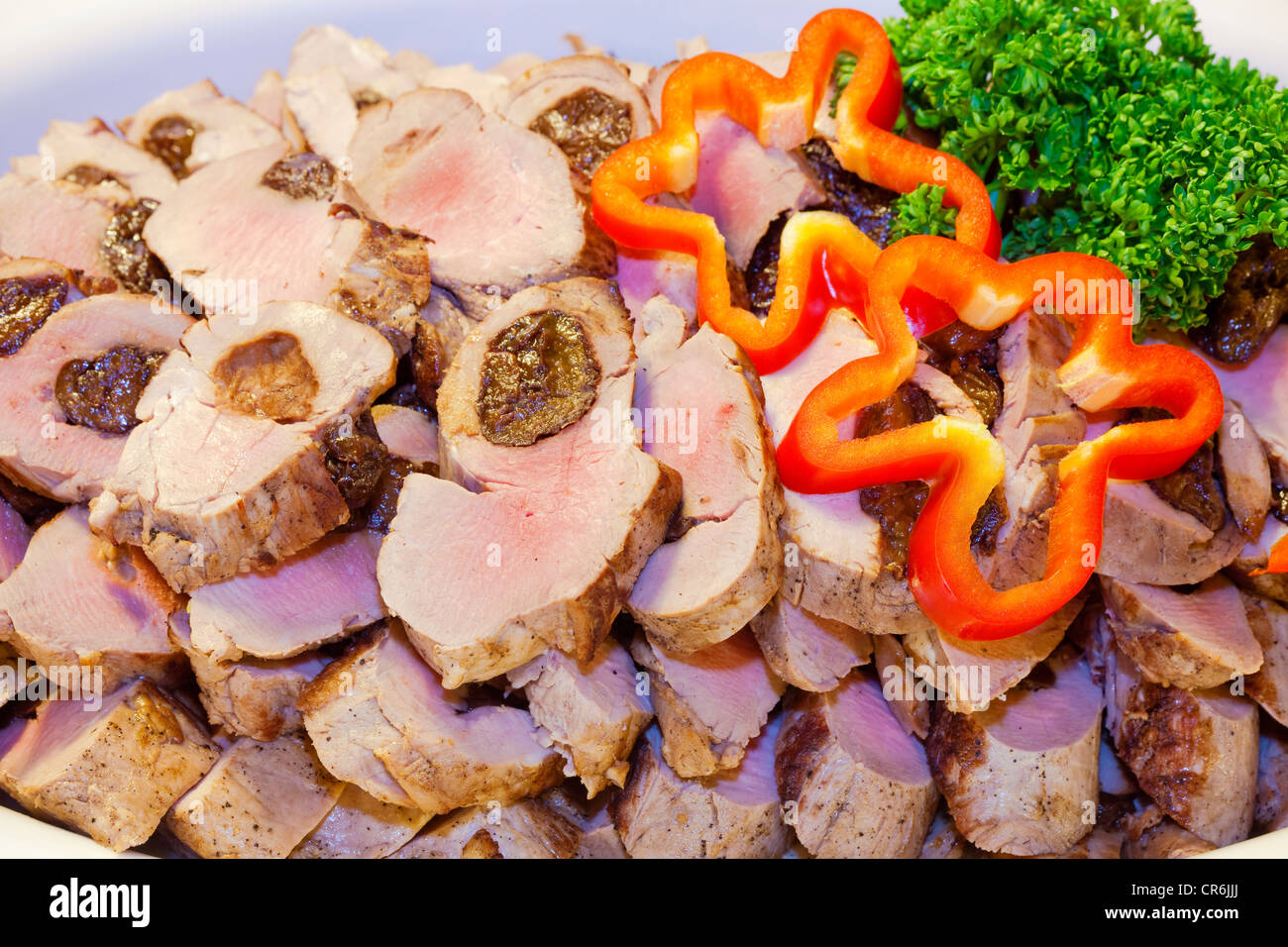 Scheiben vom Schweinefilet gefüllt mit getrockneten Pflaumen Stockfoto