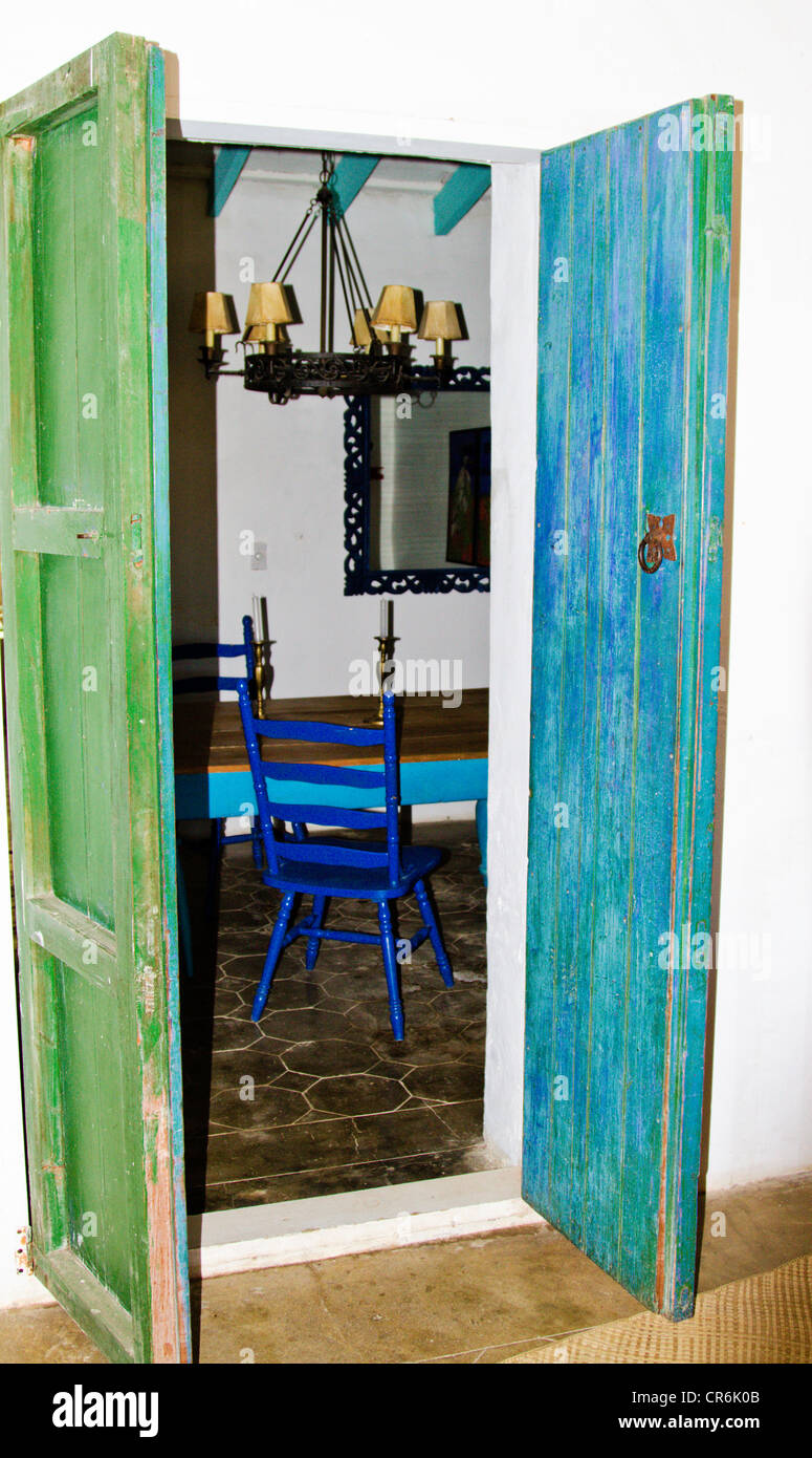 Dekorative Türen ins Esszimmer im mexikanischen Haus in "Todos Santos" Baja Mexiko Stockfoto