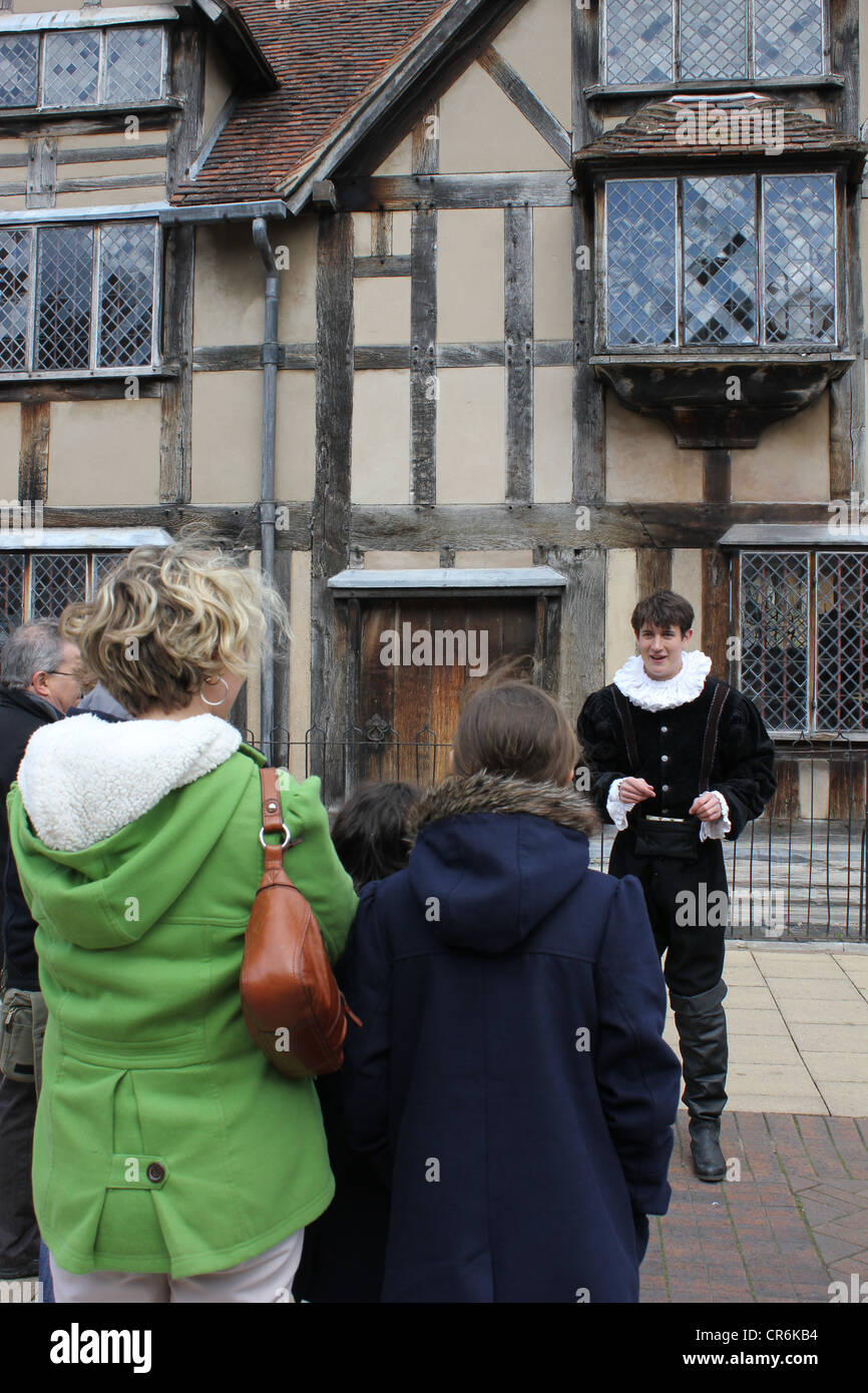 Touristen, die ein Schauspieler Rollenspiele vor Shakespeares Haus hören. Stratford-Upon-Avon Stockfoto