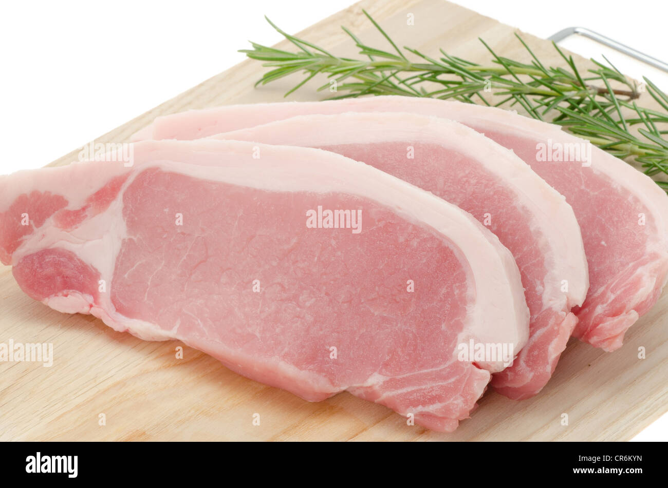 Nahaufnahme von frischem Schweinefleisch Lende Steaks auf ein Holzbrett - Studio gedreht mit einem weißen Hintergrund platziert Stockfoto