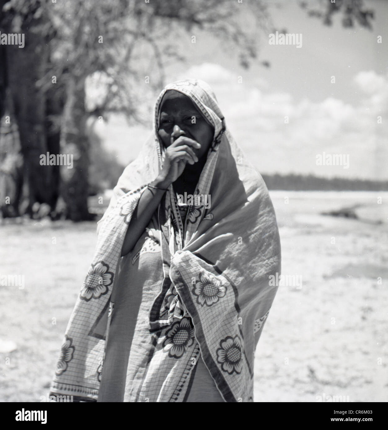der 1950er Jahre. Geschichtsbild aus Tunesien von einer Frau am Strand tragen einen Schal. Stockfoto