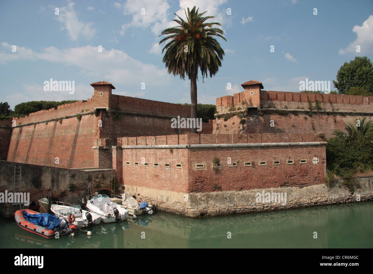 Boote in den Kanal, um die neue Festung, Livorno, Italien Stockfoto