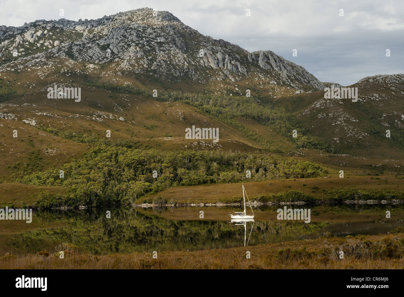 ILA-Bucht mit einem Fahrtenyacht verankert und Mt Rugby im Hintergrund. Port Davey Marine Reserve, Tasmanien, Australien Stockfoto