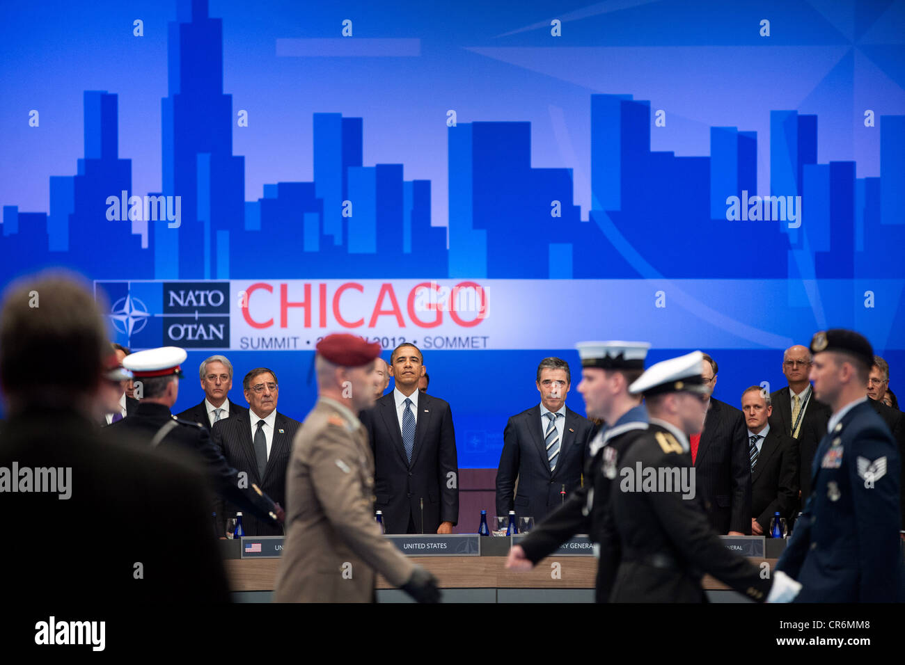 US-Präsident Barack Obama und NATO-Generalsekretär Anders Fogh Rasmussen ein North Atlantic Council Treffen mit Staatsoberhäuptern und Regierungschefs während des NATO-Gipfels 20. Mai 2012 in Chicago, IL teilnehmen. Stockfoto