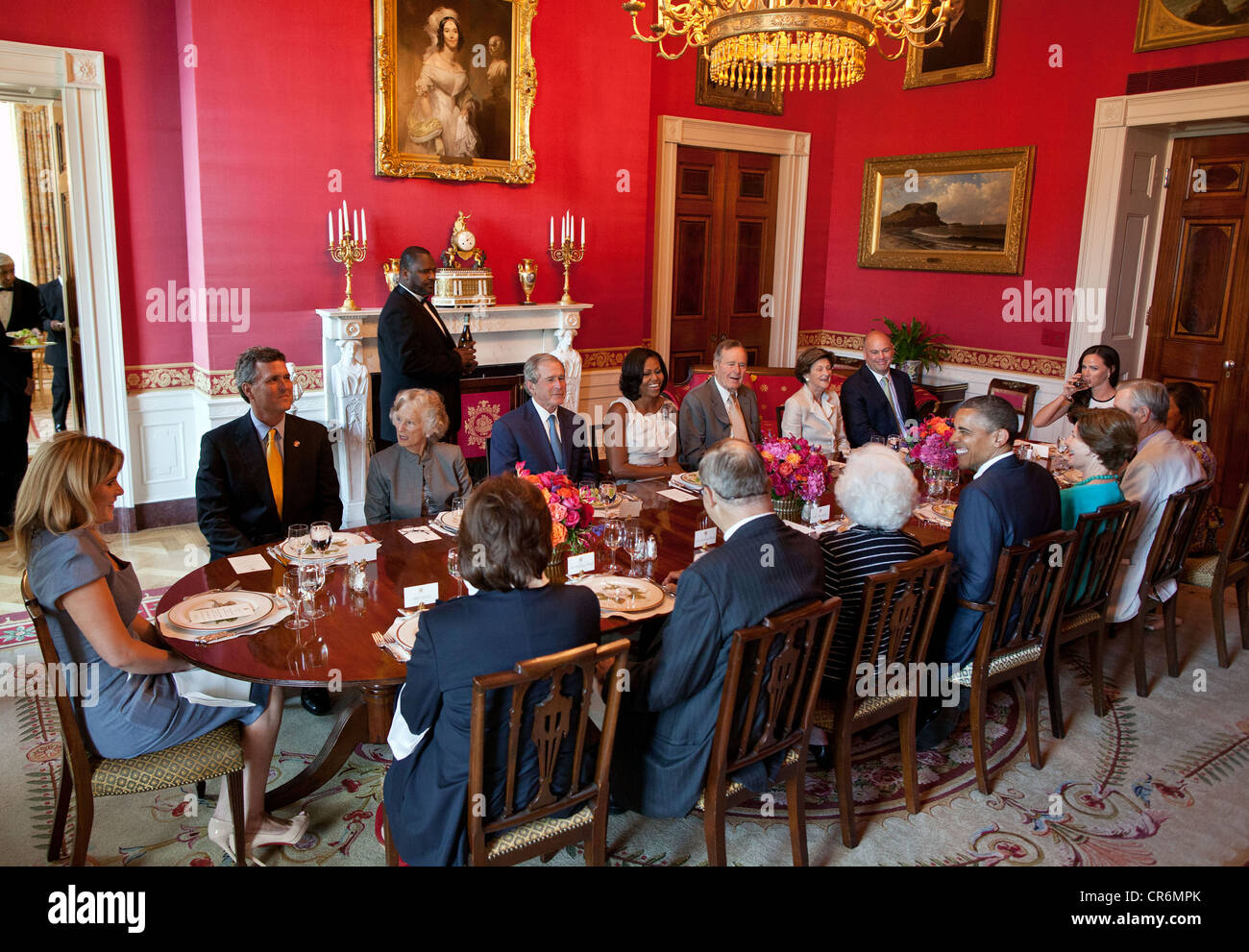 US-Präsident Barack Obama und First Lady Michelle Obama host eine Mittagessen für Mitglieder der Bush-Familie im Red Room des weißen Hauses 31. Mai 2012 in Washington, DC Stockfoto