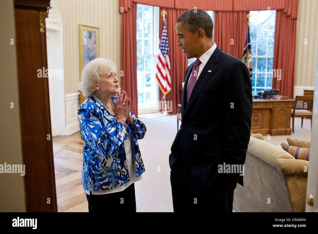 US-Präsident Barack Obama spricht mit der gefeierten Schauspielerin Betty White im Oval Office des weißen Hauses 11. Juni 2012 in Washington, DC. Stockfoto
