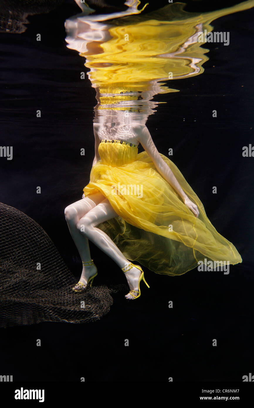 Gemischte Rassen Frau im Kleid Schwimmen unter Wasser Stockfoto