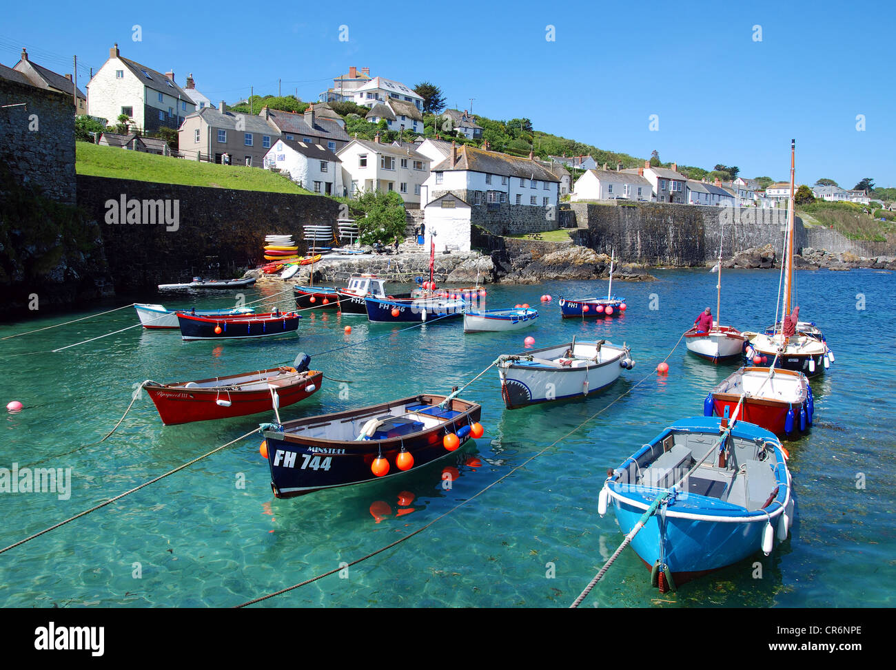 Angelboote/Fischerboote im Hafen von Coverack in Cornwall, Großbritannien Stockfoto