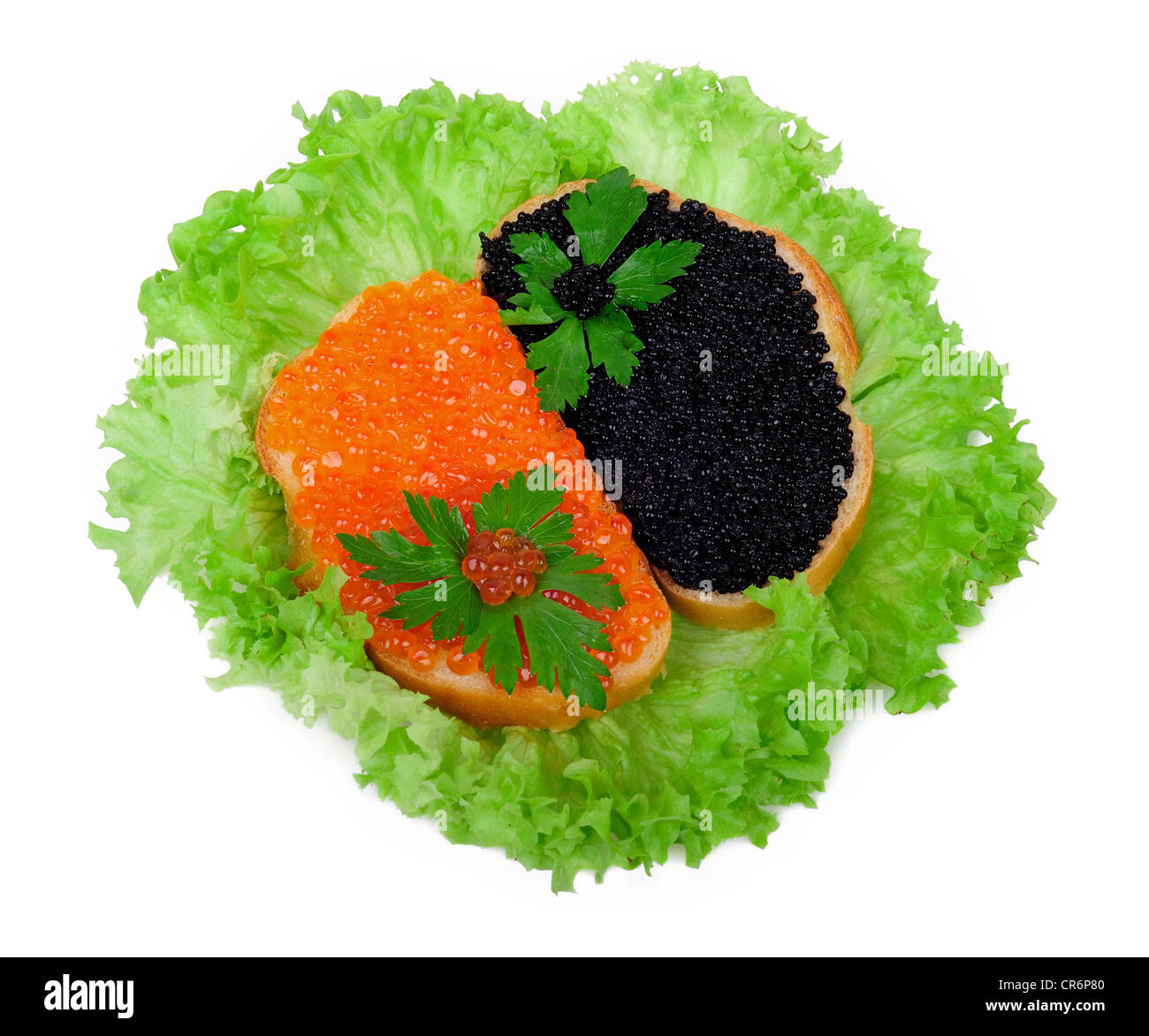 Sandwiches mit roten und schwarzen Kaviar auf Salat Blätter Stockfoto