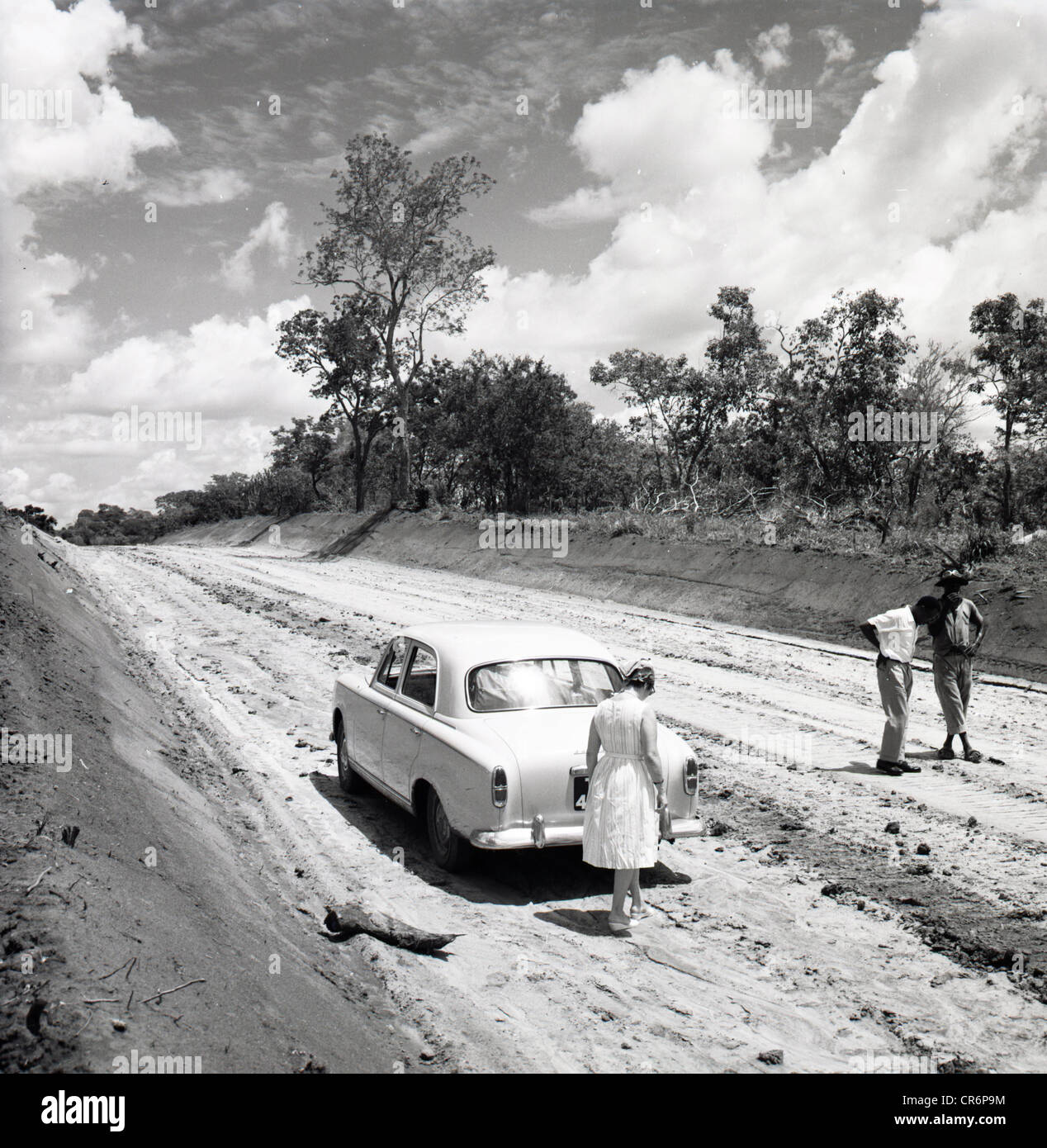 der 1950er Jahre. Tunesien. Historische. Auto auf Feldweg mit Fahrerin aufgeschlüsselt. Stockfoto