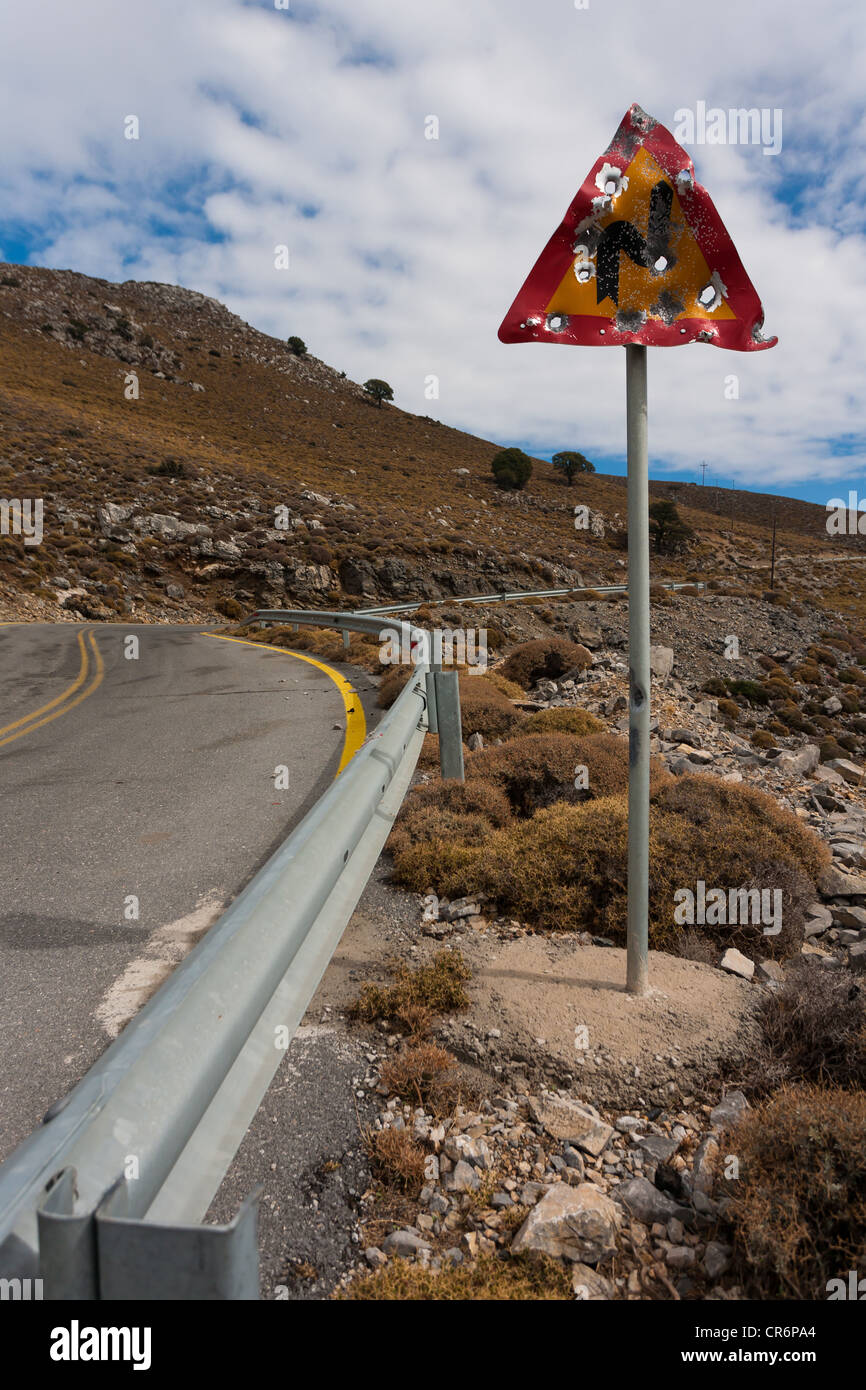 Ein Schild in den Bergen von Kreta mit großen Einschusslöcher Stockfoto