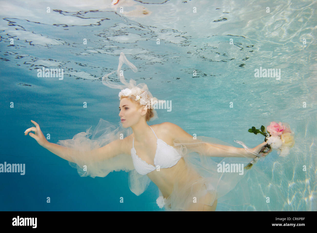 Kaukasische Braut im Bikini Schwimmen unter Wasser Stockfoto