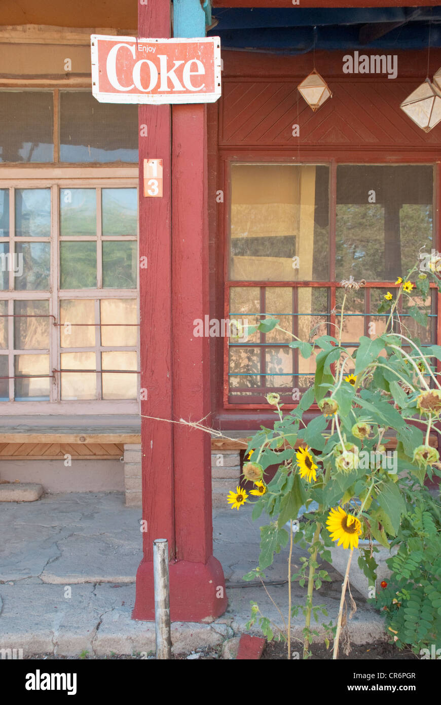 Ein Coke Schild ziert eine verlassene Ladenfront in Cerrillos, New Mexico. Stockfoto