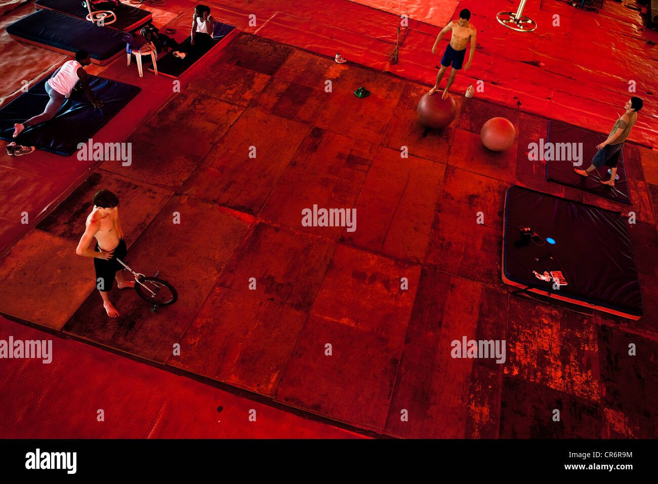 Schüler trainieren und üben während des Unterrichts in der Zirkusschule Circo Para Todos in Cali, Kolumbien. Stockfoto