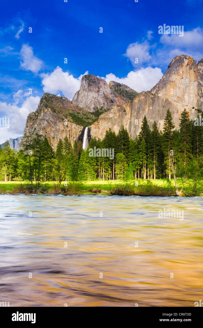 Bridalveil Fall und der schiefe Turm, Yosemite-Nationalpark, Kalifornien USA Stockfoto