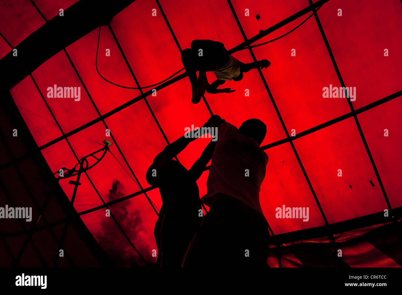 Ein Student führt einen akrobatischen Sprung während des Unterrichts in der Zirkusschule Circo Para Todos in Cali, Kolumbien. Stockfoto