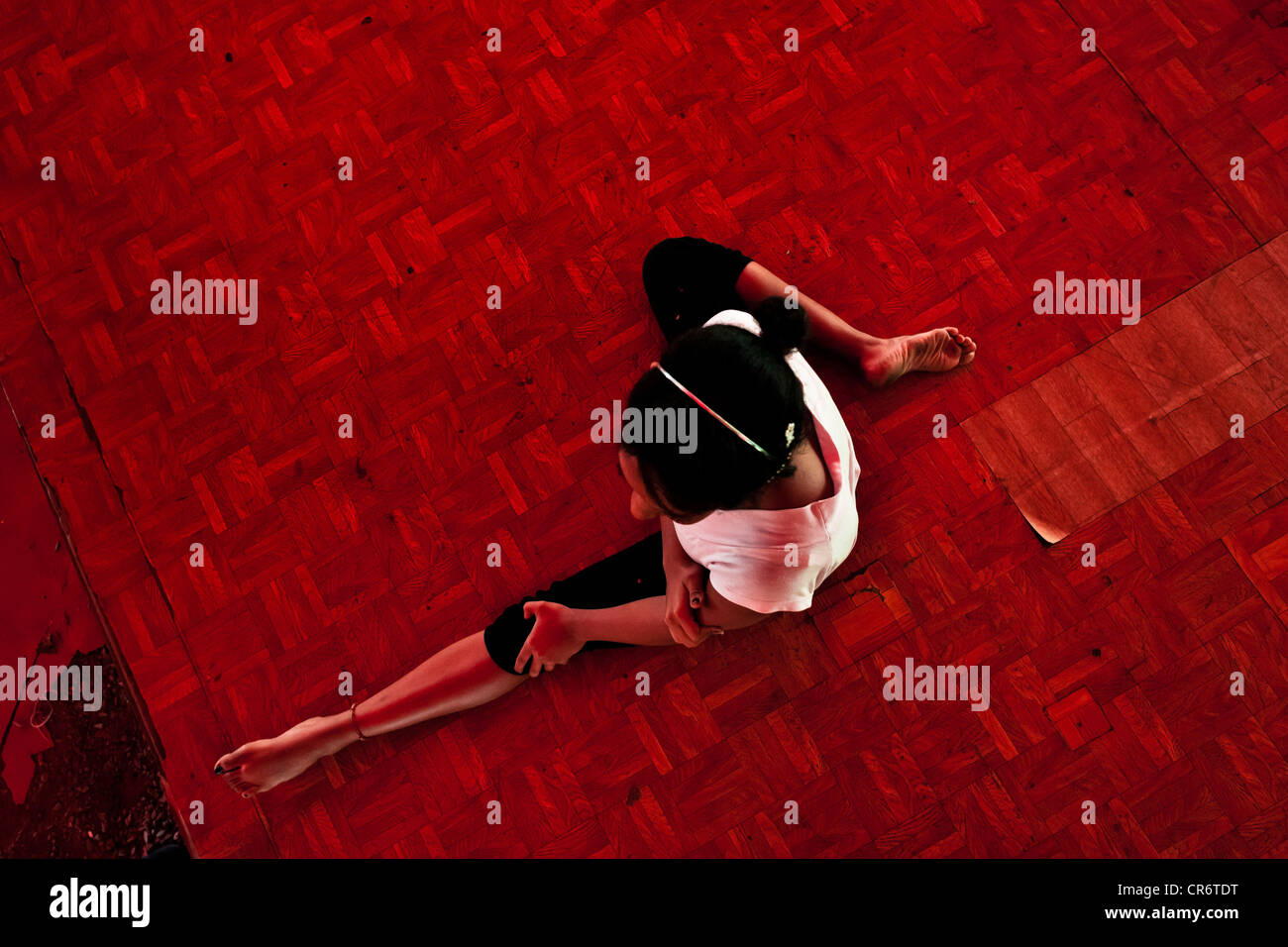 Ein Student erwärmt sich vor dem Unterricht in der Zirkusschule Circo Para Todos in Cali, Kolumbien. Stockfoto