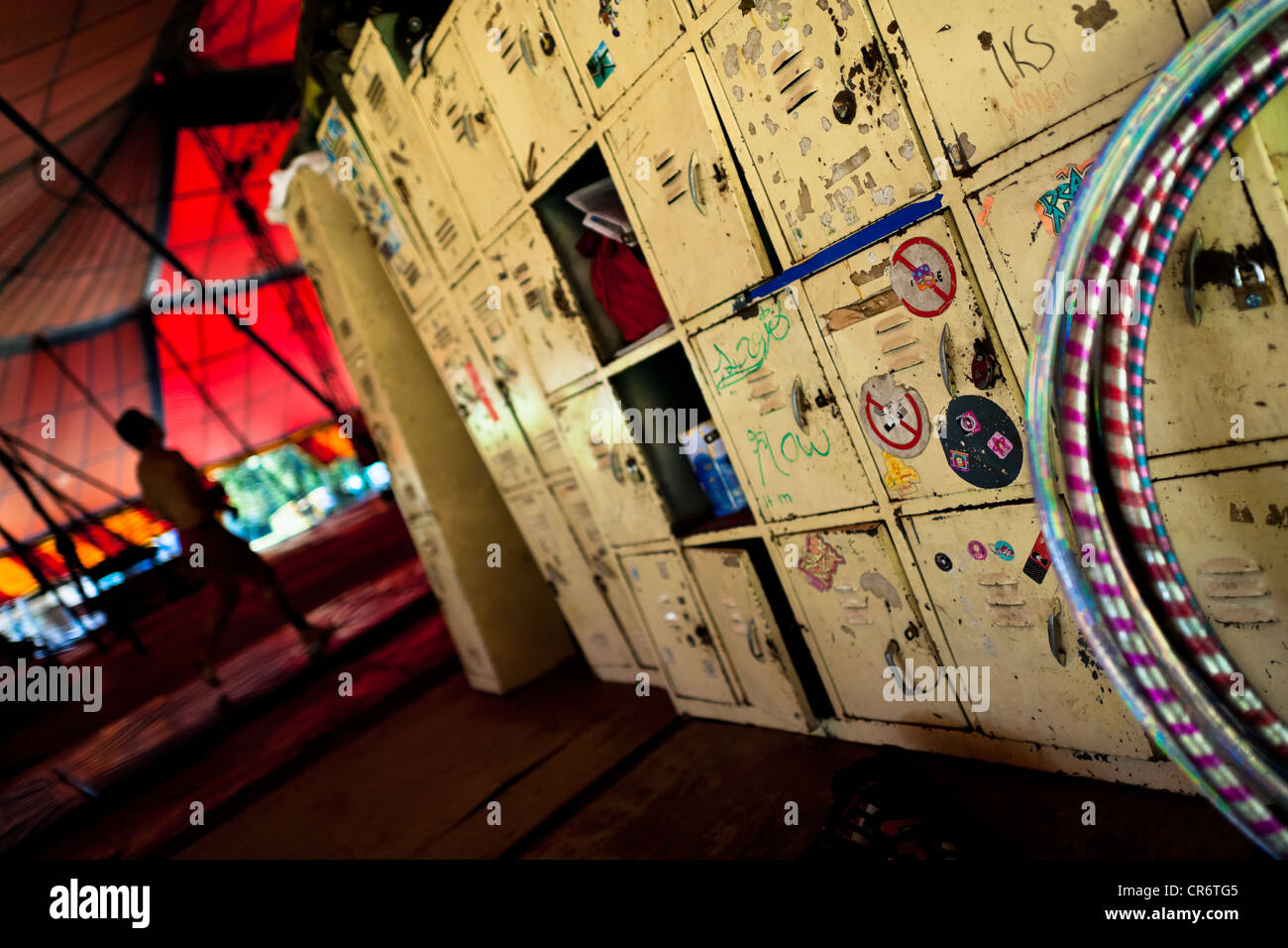 Persönliche Schließfächer der Studenten in der Zirkusschule Circo Para Todos in Cali, Kolumbien gesehen. Stockfoto