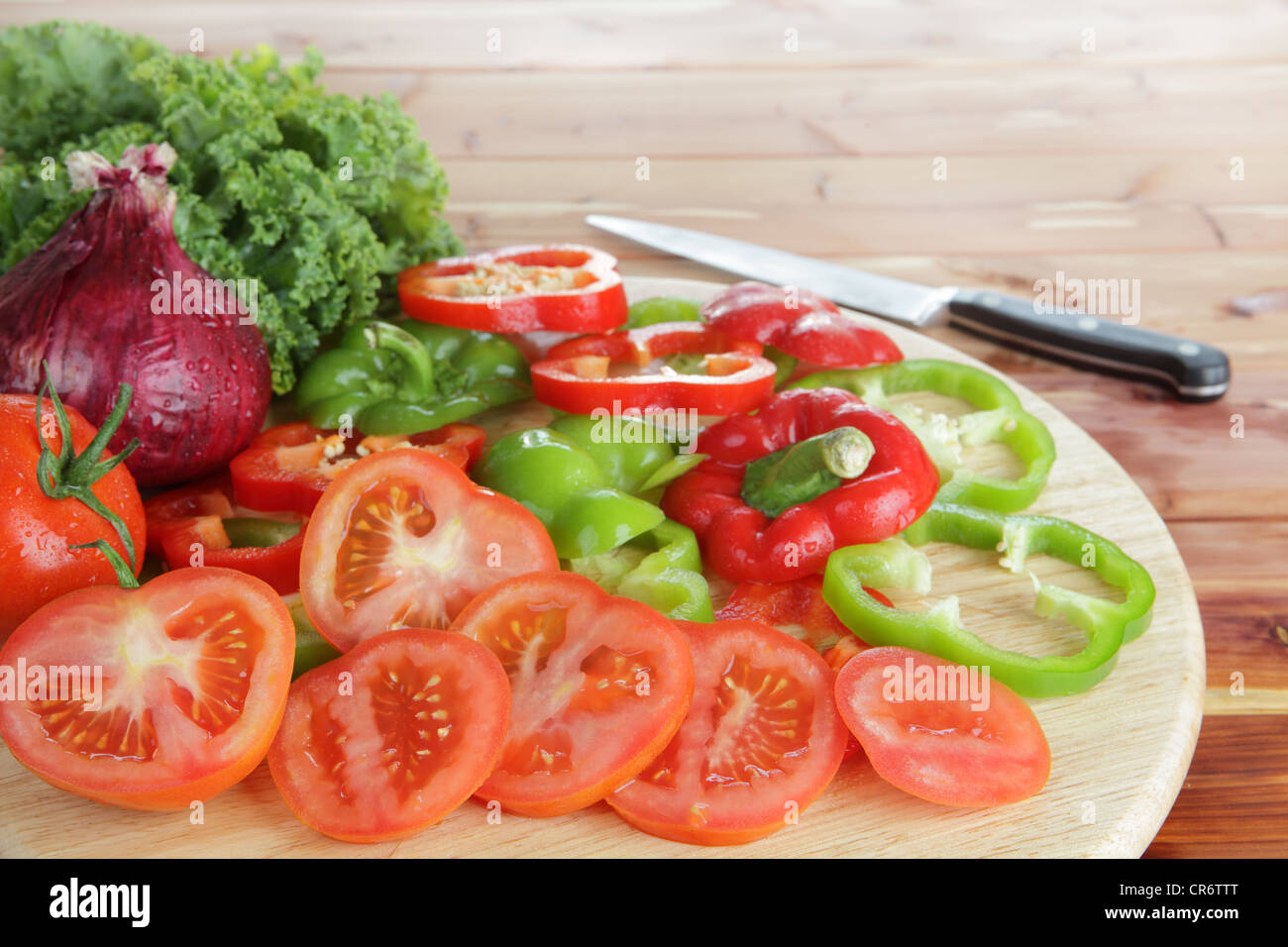Salatzutaten wie Tomaten, Kohl, Zwiebeln und rote und grüne Paprika Stockfoto