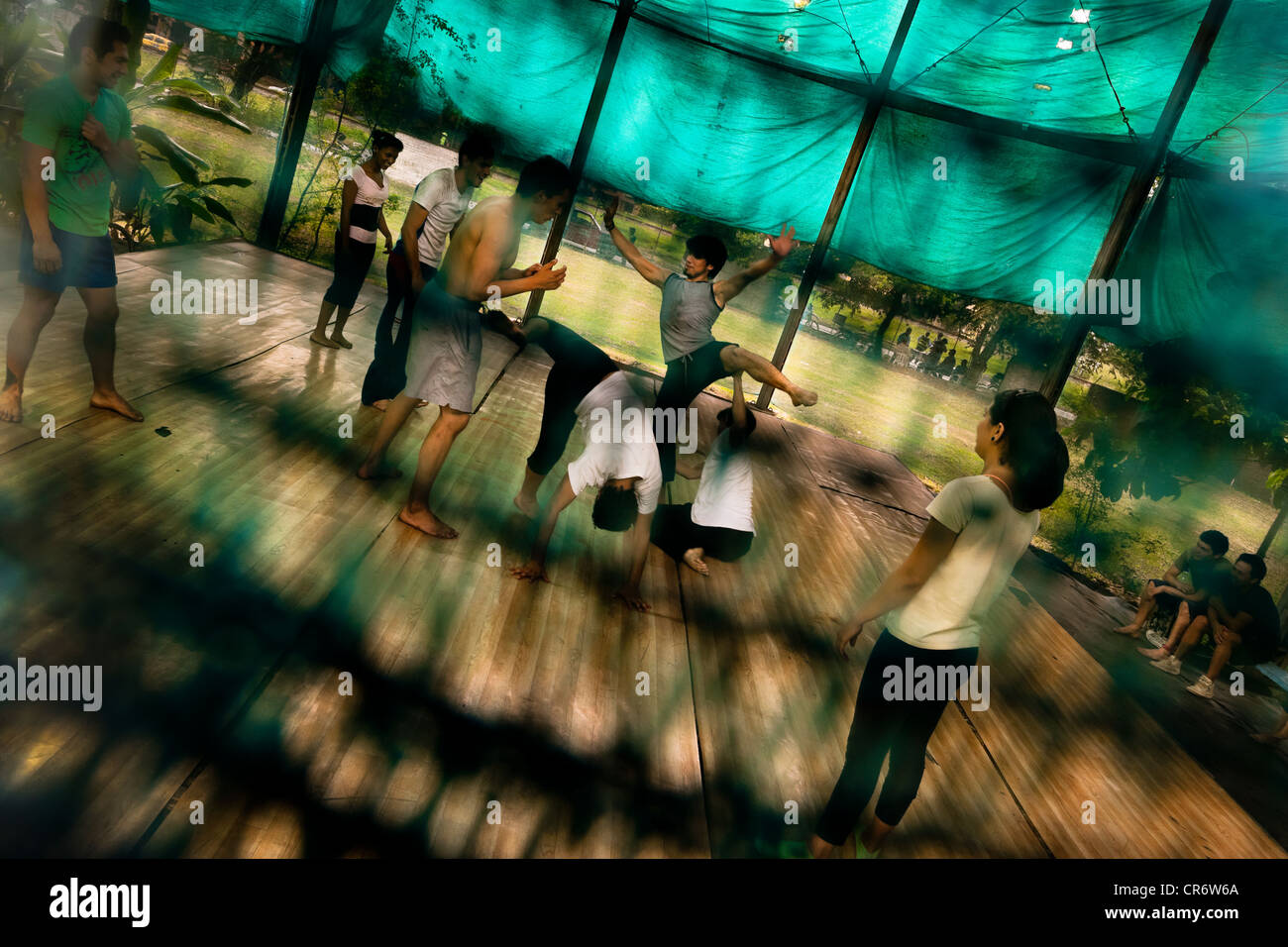 Studenten führen Theater Akrobatik während des Unterrichts in der Zirkusschule Circo Para Todos in Cali, Kolumbien. Stockfoto