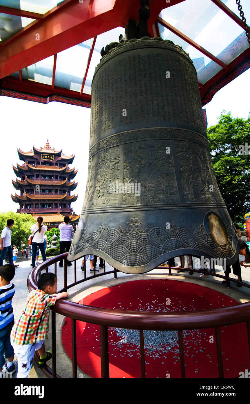 Eine große traditionelle chinesische Glocke und gelbem Kranich-Pagode im Hintergrund. Stockfoto