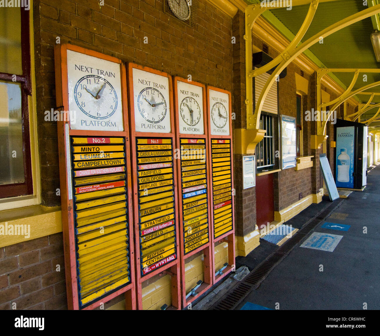 Archaische Hinweistafeln am Ingleburn Bahnhof, Sydney, New South Wales, Australien Stockfoto